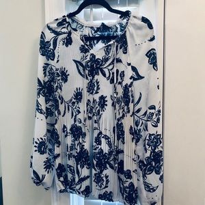 Beautiful accordion pleat blouse XL